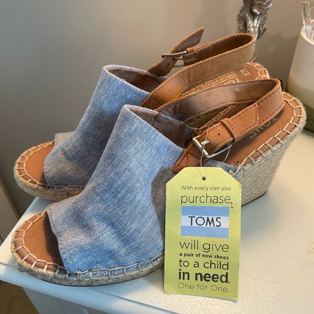 Tom's. Women's wedges